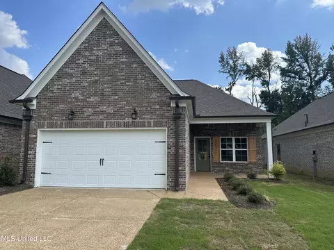 421 Country Garden Dr, Southaven, MS 38671