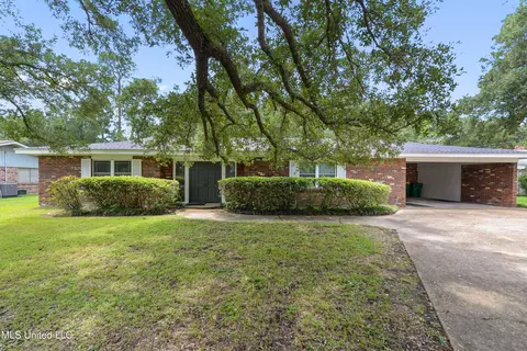 13821 El Bonita Dr, Ocean Springs, MS 39564