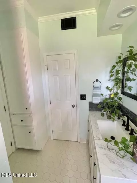 Bath - 86 N Crownpointe Dr, Jackson, MS 39211 photo 6 of 8