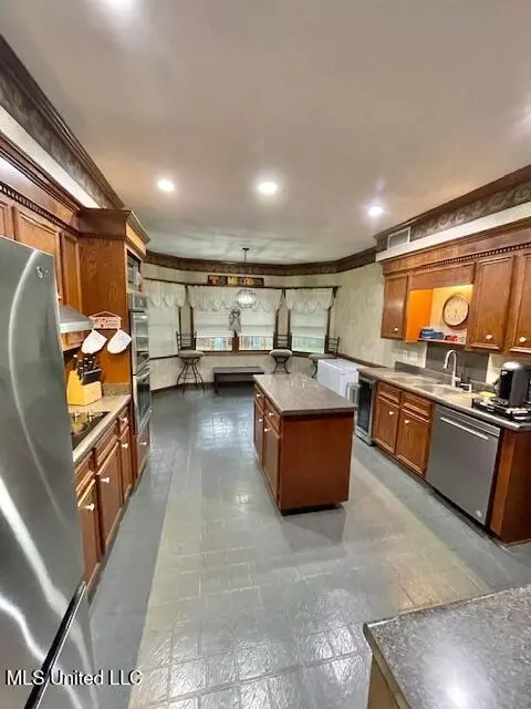 Kitchen - 86 N Crownpointe Dr, Jackson, MS 39211 photo 3 of 8