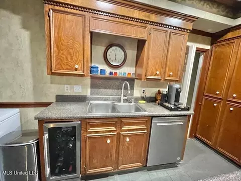 Kitchen - 86 N Crownpointe Dr, Jackson, MS 39211 photo 6 of 8