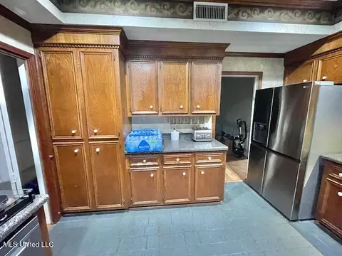 Kitchen - 86 N Crownpointe Dr, Jackson, MS 39211 photo 5 of 8