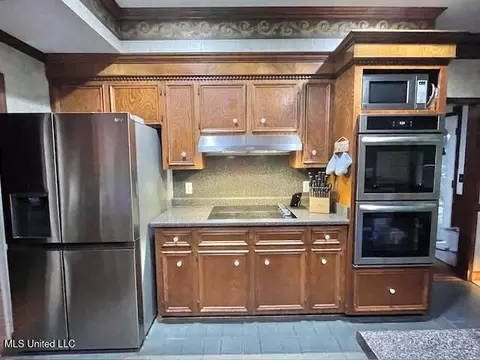 Kitchen - 86 N Crownpointe Dr, Jackson, MS 39211 photo 4 of 8