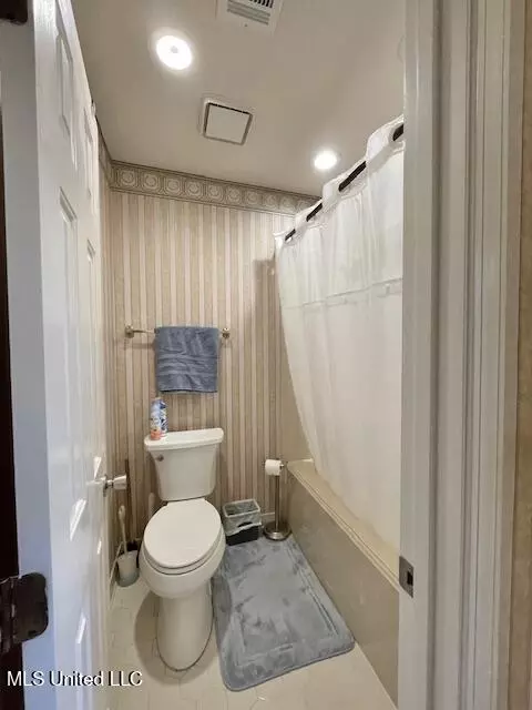 Bath - 86 N Crownpointe Dr, Jackson, MS 39211 photo 3 of 8