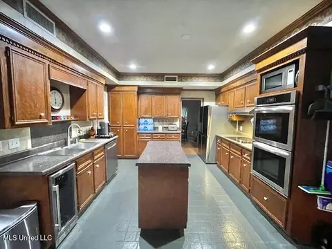 Kitchen - 86 N Crownpointe Dr, Jackson, MS 39211 photo 1 of 8