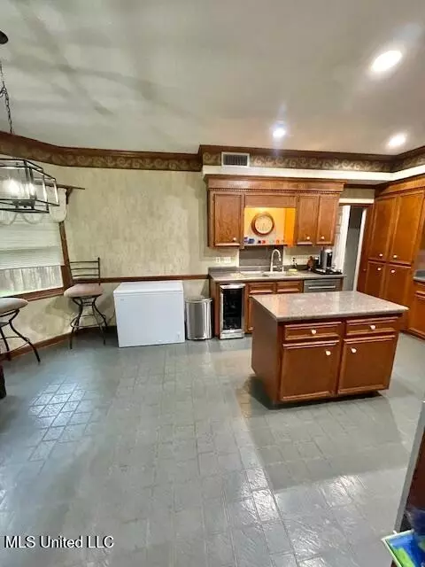 Kitchen - 86 N Crownpointe Dr, Jackson, MS 39211 photo 8 of 8