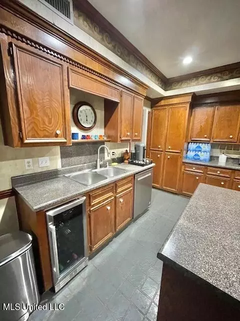 Kitchen - 86 N Crownpointe Dr, Jackson, MS 39211 photo 2 of 8