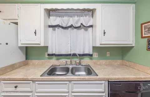 Kitchen - 115 Pine Island Dr, Jackson, MS 39206 photo 2 of 3