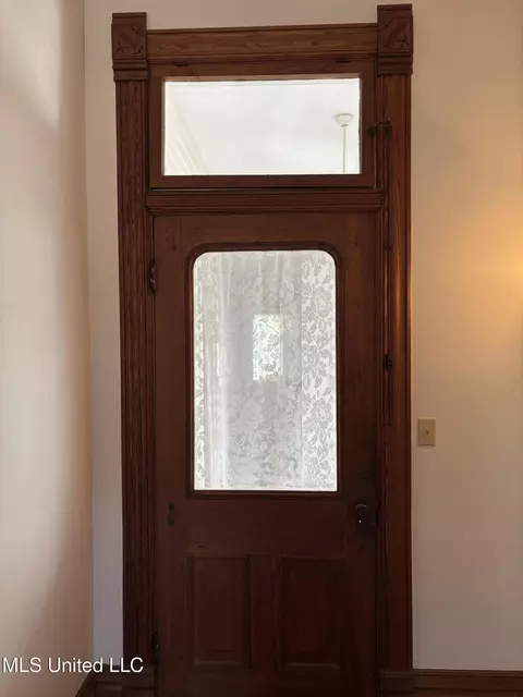 Entry Way - 607 State St, Natchez, MS 39120 photo 6 of 7