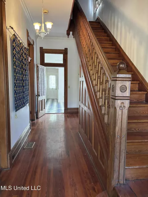 Entry Way - 607 State St, Natchez, MS 39120 photo 2 of 7