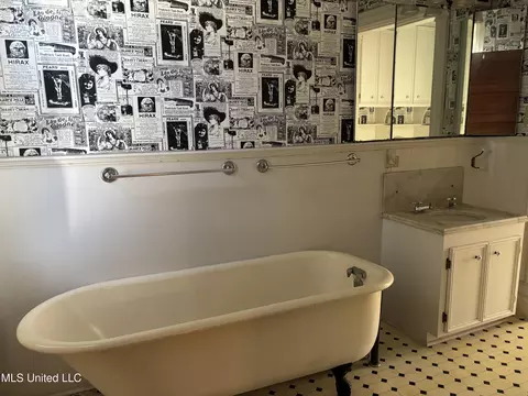 Bath - 607 State St, Natchez, MS 39120 photo 6 of 7