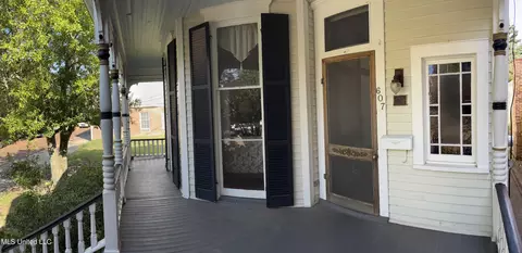 Exterior - 607 State St, Natchez, MS 39120 photo 2 of 9
