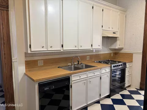 Kitchen - 607 State St, Natchez, MS 39120 photo 4 of 5