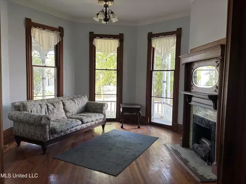 Living - 607 State St, Natchez, MS 39120 photo 1 of 2