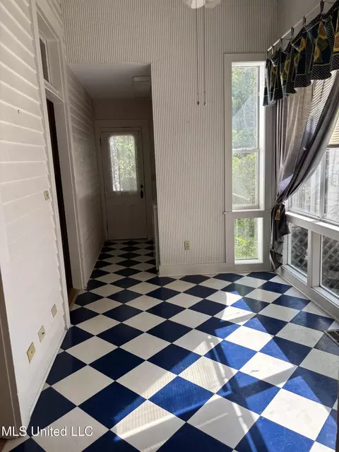 Exterior - 607 State St, Natchez, MS 39120 photo 7 of 9