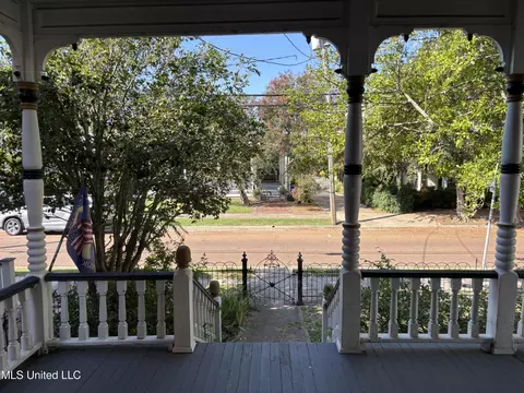 Exterior - 607 State St, Natchez, MS 39120 photo 5 of 9