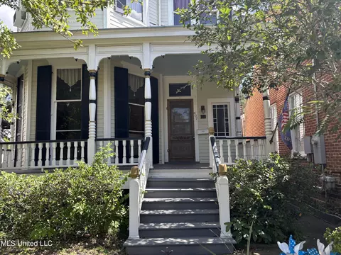 Exterior - 607 State St, Natchez, MS 39120 photo 3 of 9
