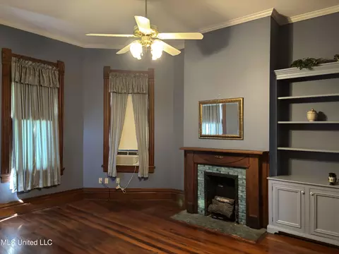 Living - 607 State St, Natchez, MS 39120 photo 2 of 2