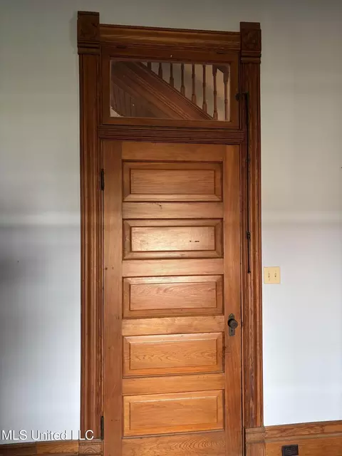 Entry Way - 607 State St, Natchez, MS 39120 photo 4 of 7