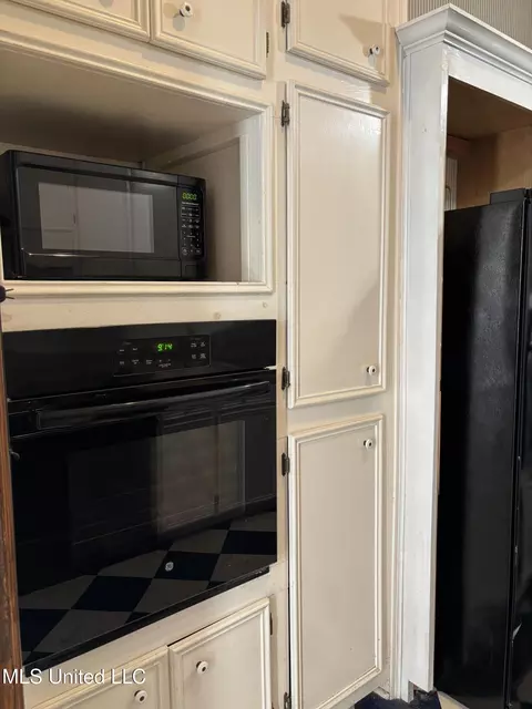 Kitchen - 607 State St, Natchez, MS 39120 photo 1 of 5