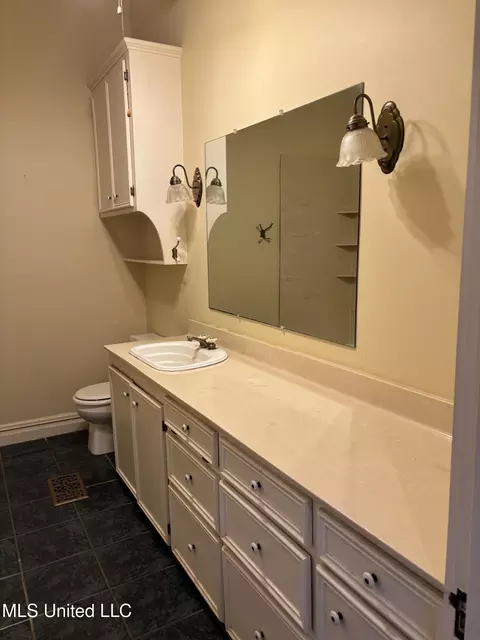 Bath - 607 State St, Natchez, MS 39120 photo 1 of 7