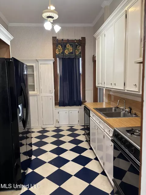 Kitchen - 607 State St, Natchez, MS 39120 photo 3 of 5