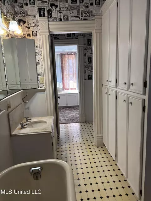 Bath - 607 State St, Natchez, MS 39120 photo 5 of 7