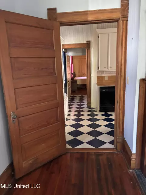 Entry Way - 607 State St, Natchez, MS 39120 photo 5 of 7