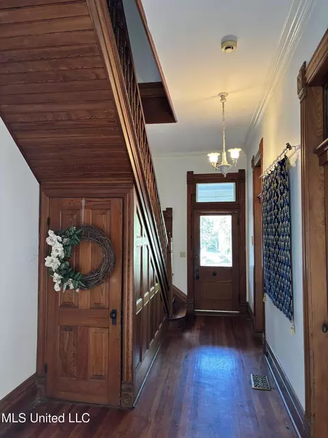 Entry Way - 607 State St, Natchez, MS 39120 photo 7 of 7