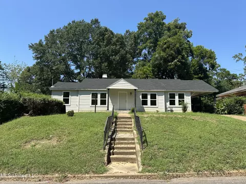 103 West St, Senatobia, MS 38668