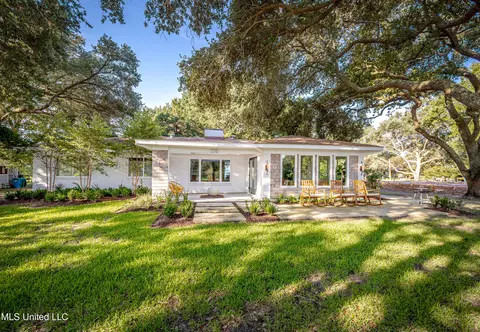 1210 Harbor Rd, Ocean Springs, MS 39564