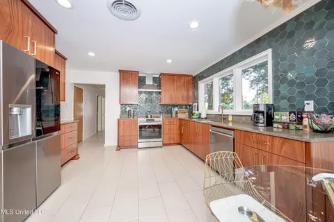 Kitchen - 1210 Harbor Rd, Ocean Springs, MS 39564 photo 6 of 6
