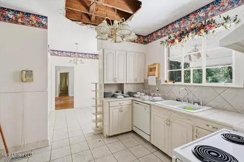 Kitchen - 602 Circle Dr, Mendenhall, MS 39114 photo 2 of 4