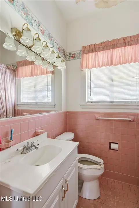 Bath - 602 Circle Dr, Mendenhall, MS 39114 photo 1 of 2