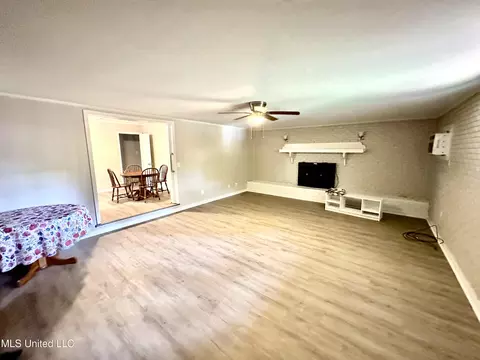 Living - 715 Ann St, Brookhaven, MS 39601 photo 1 of 2