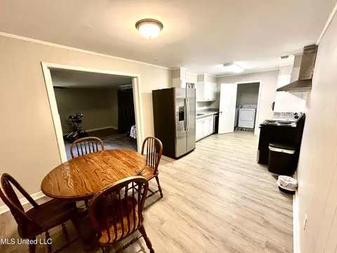 Dining - 715 Ann St, Brookhaven, MS 39601 photo 1 of 2