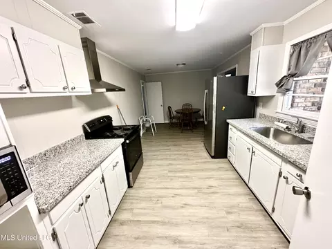 Kitchen - 715 Ann St, Brookhaven, MS 39601 photo 2 of 3
