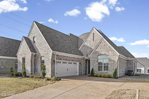 2955 Molly Cv, Nesbit, MS 38651