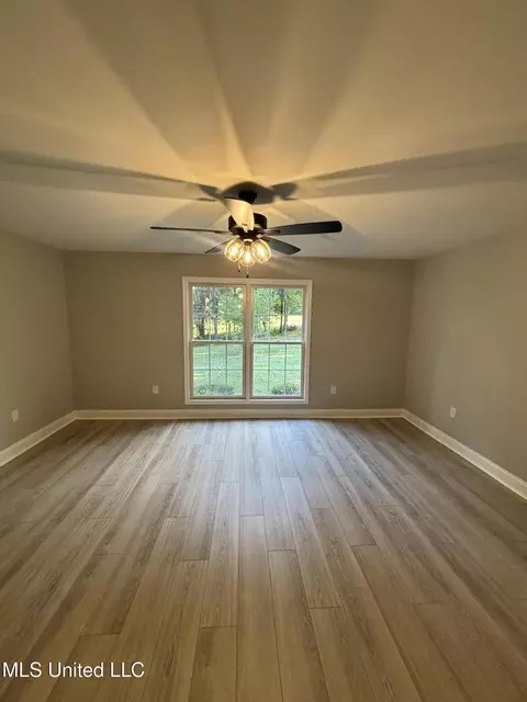 Living - 283 Aaron Rd, Sarah, MS 38665 photo 2 of 2