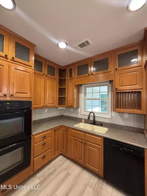 Kitchen - 283 Aaron Rd, Sarah, MS 38665 photo 3 of 4