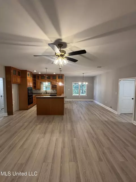Living - 283 Aaron Rd, Sarah, MS 38665 photo 1 of 2