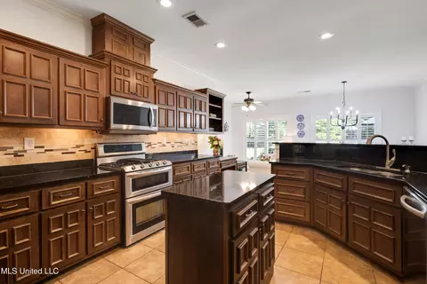 Kitchen - 1630 N Hillshire Dr, Hernando, MS 38632 photo 3 of 4