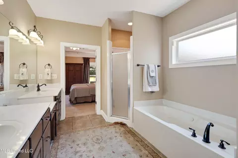 Bath - 1630 N Hillshire Dr, Hernando, MS 38632 photo 2 of 4