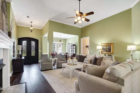 Entry Way - 1630 N Hillshire Dr, Hernando, MS 38632 photo 2 of 3