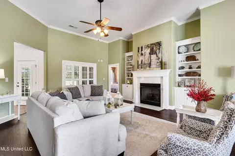 Living - 1630 N Hillshire Dr, Hernando, MS 38632 photo 2 of 4