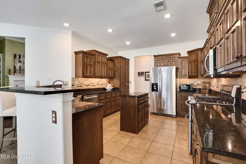 Kitchen - 1630 N Hillshire Dr, Hernando, MS 38632 photo 2 of 4