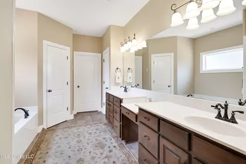 Bath - 1630 N Hillshire Dr, Hernando, MS 38632 photo 1 of 4