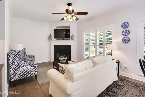 Living - 1630 N Hillshire Dr, Hernando, MS 38632 photo 3 of 4