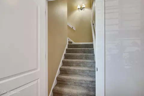 Entry Way - 1630 N Hillshire Dr, Hernando, MS 38632 photo 3 of 3