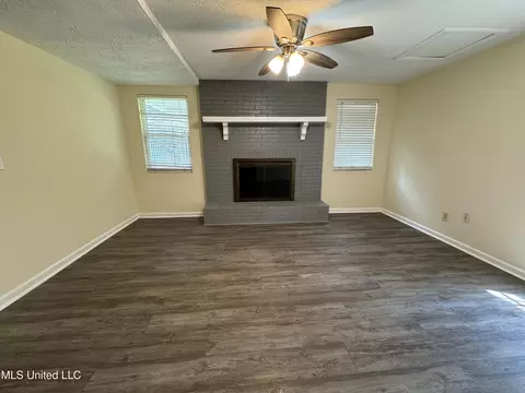 Living - 255 Camero Dr, Jackson, MS 39206 photo 3 of 4